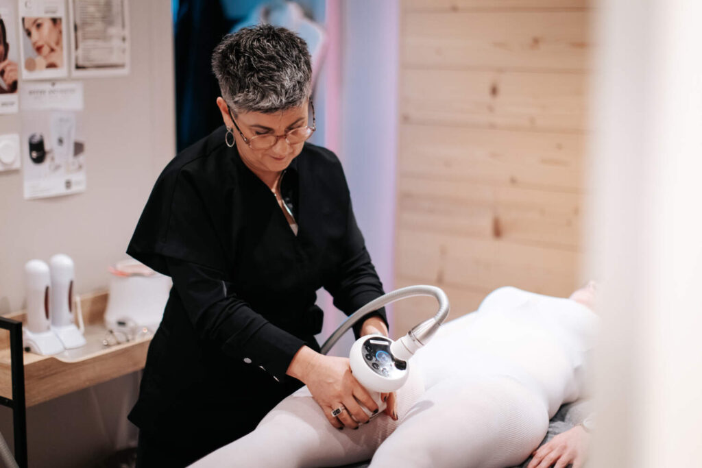 Photo d'une femme entrain d'effectuer un soin LPG sur le corps