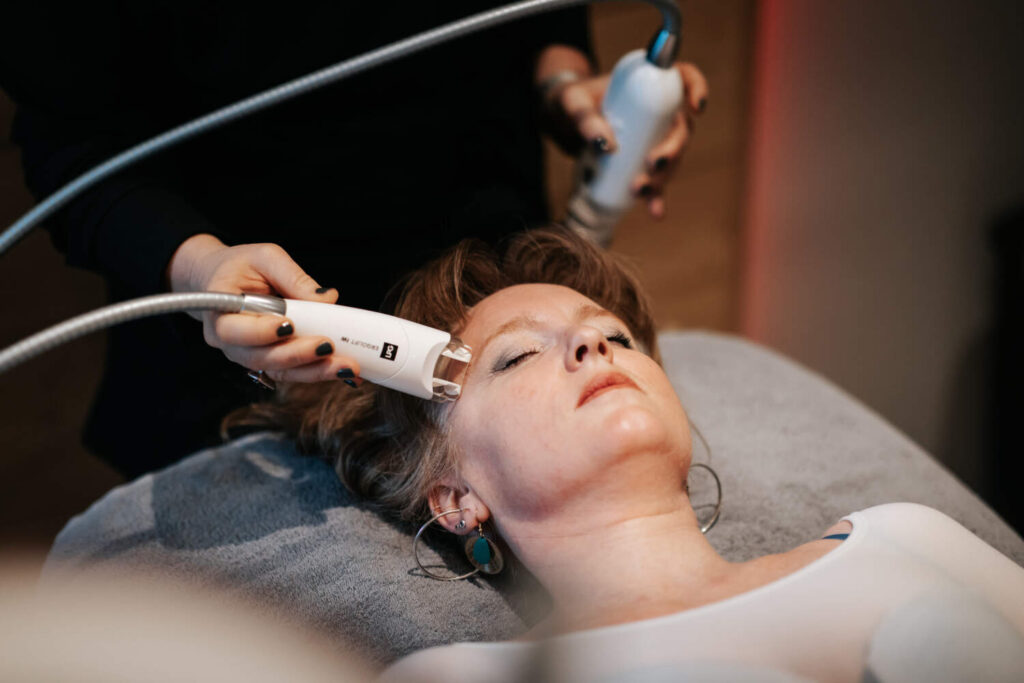 Photo d'une dame entrain d'effectuer le soin LPG sur visage